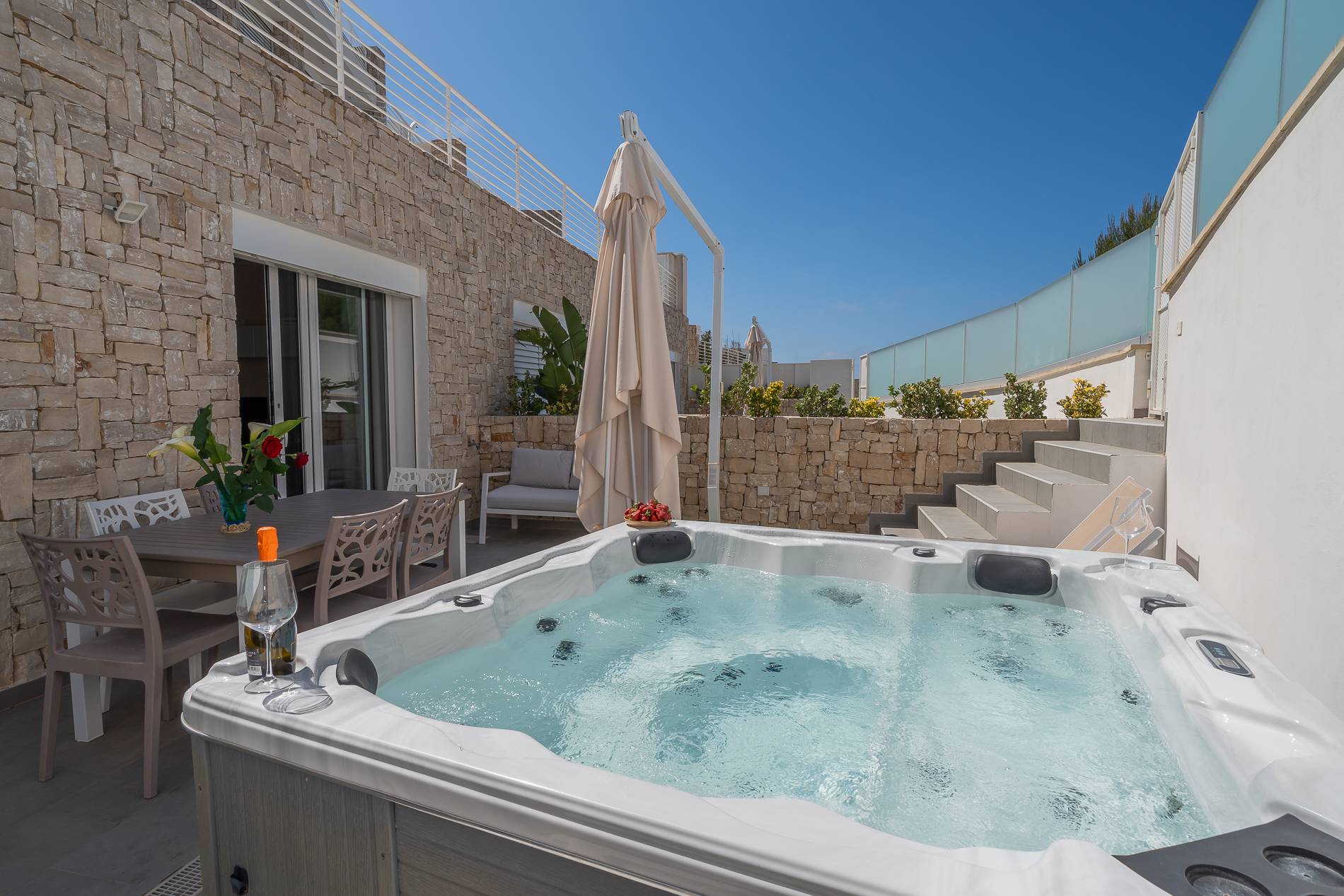 Appartamento con spazi esterni attrezzatti e vasca idromassaggio Jacuzzi - Salento In Riva Al Mare